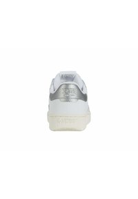 Hvide lædersneakers med et sølvpunkt på hælen, tekstureret sål og K-Swiss-logo. Set bagfra viser et rent, minimalistisk design.
