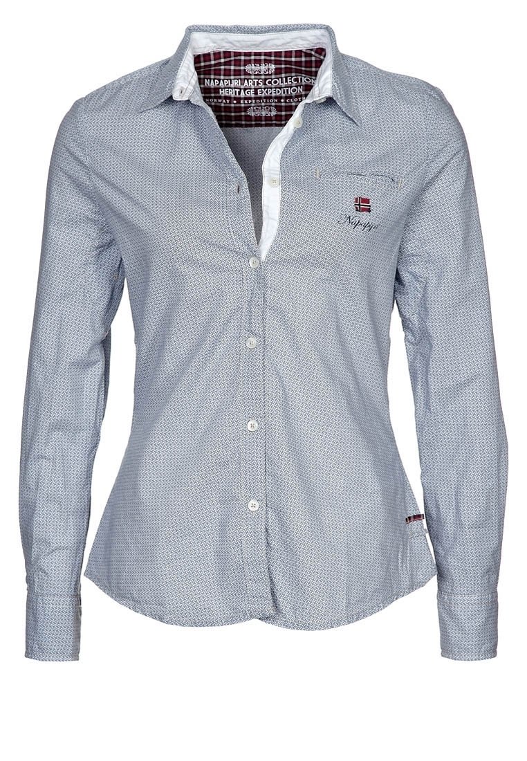 Camicia con maniche lunghe e bottoni, di colore blu con un motivo sottile, colletto bianco e logo ricamato sul petto. Presenta polsini e asole standard.