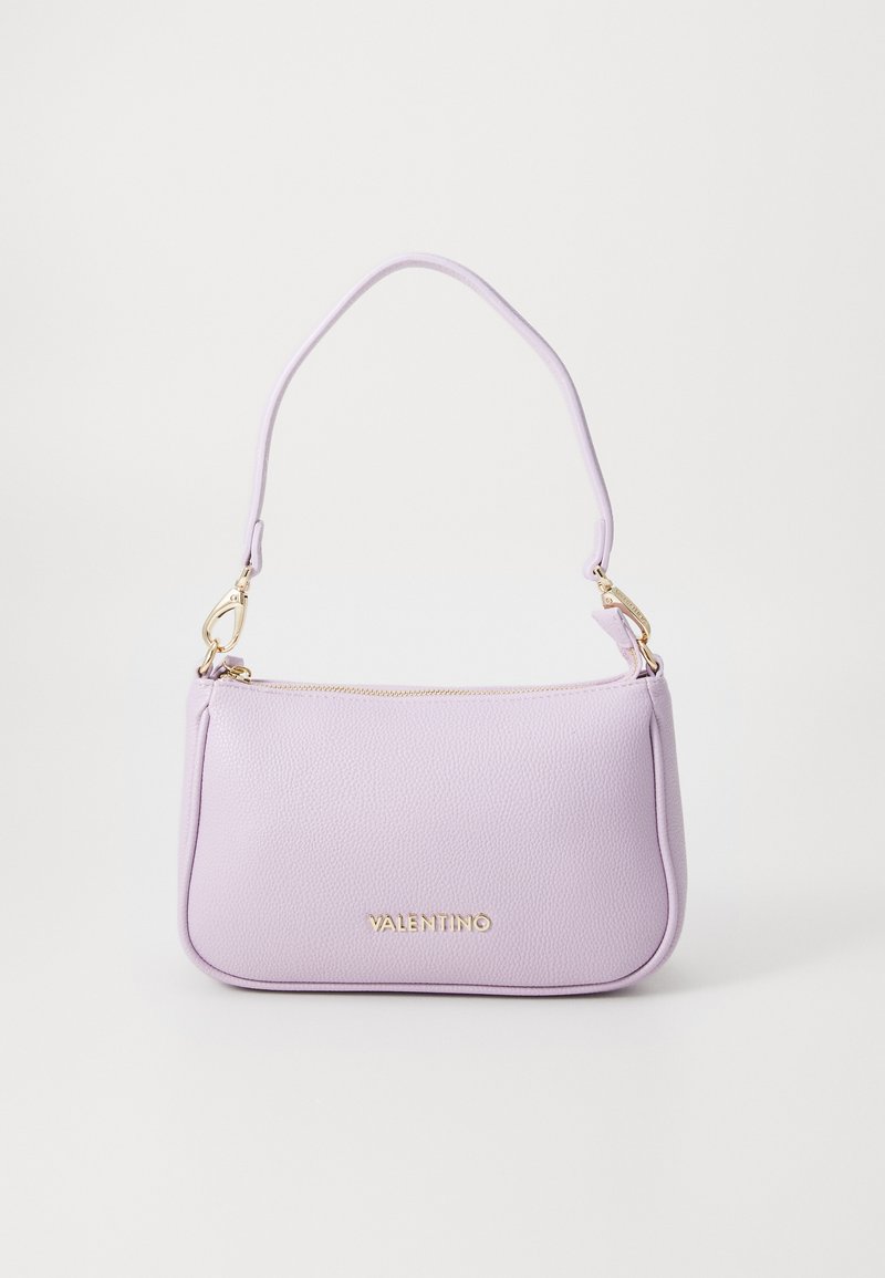 Lila usnjena torbica s strukturirano obliko, zgornjim zadrgo in kratkim ročajem. Ima zlate okrasne dodatke in vtisnjeno blagovno znamko.