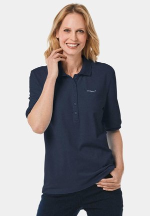 Polo bleu marine à manches courtes, avec un col et une patte de boutonnage à quatre boutons. Présente un logo discret sur la poitrine gauche.