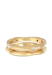 Goudkleurige verstelbare ring set met drie verweven banden, twee met heldere kubieke zirconia accenten, gemarkeerd met "925" en "Ag" aan de binnenkant.