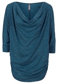 Turkusowa bluzka z miękkiego materiału, z dekoltem w kształcie czoła, trzema ćwiartkowymi rękawami oraz teksturowanym wzorem na całej powierzchni.