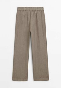 Pantalon marron à jambes larges fabriqué en tissu léger avec une ceinture élastique. Sans poches ni éléments métalliques visibles. Texture lisse.