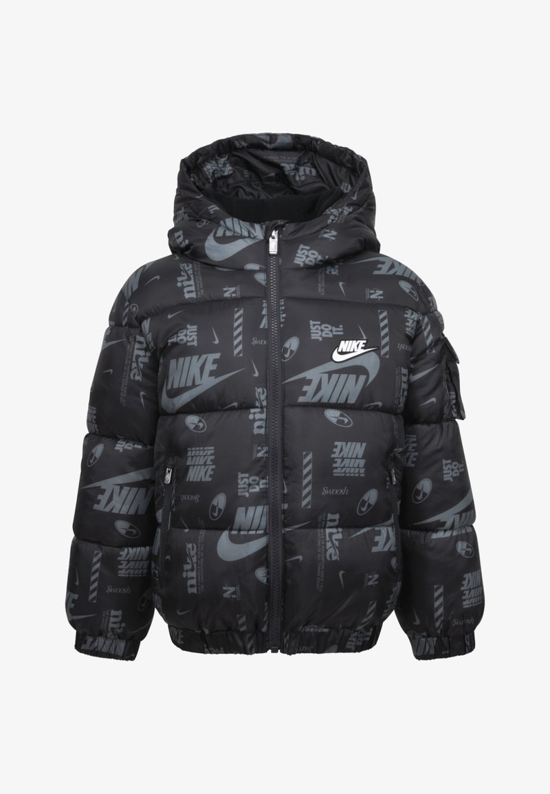 Pufi dzseki fekete mintával, különböző Nike logókkal és feliratokkal, cipzáros elülső résszel, kapucnival és elasztikus mandzsettákkal.