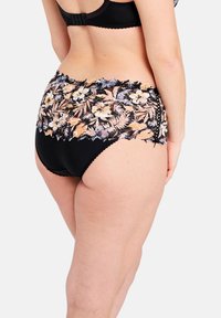 Zwarte hoge taille slip met bloemenkant in perzik- en blauwtinten, met een geschulpt randje en een gladde stofafwerking.