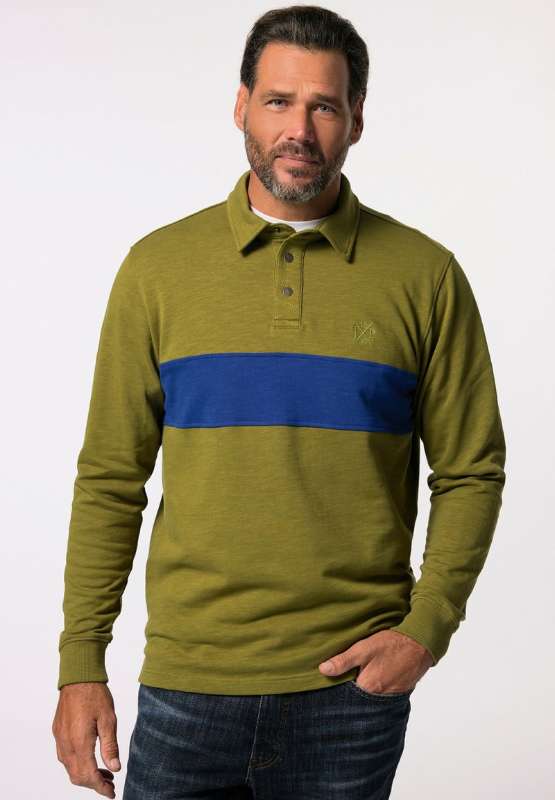 Polo a maniche lunghe di colore verde oliva con una striscia orizzontale blu, dotato di colletto e placca con tre bottoni. Tessuto texturizzato.