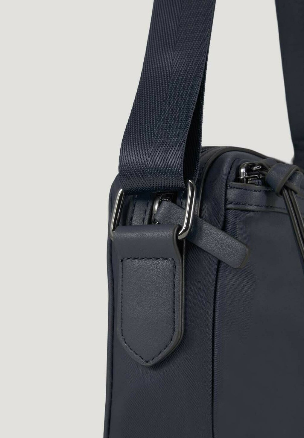 TOM TAILOR VIONA Damen Maskentasche – Nylon, Mit Reißverschlussfächern & Verstellbarem Gurt