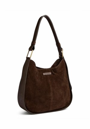 Bruine suède schoudertas met donkere leren accenten, verstelbare riem, messing beslag en een klein, centraal geplaatst merkembleem aan de voorkant.