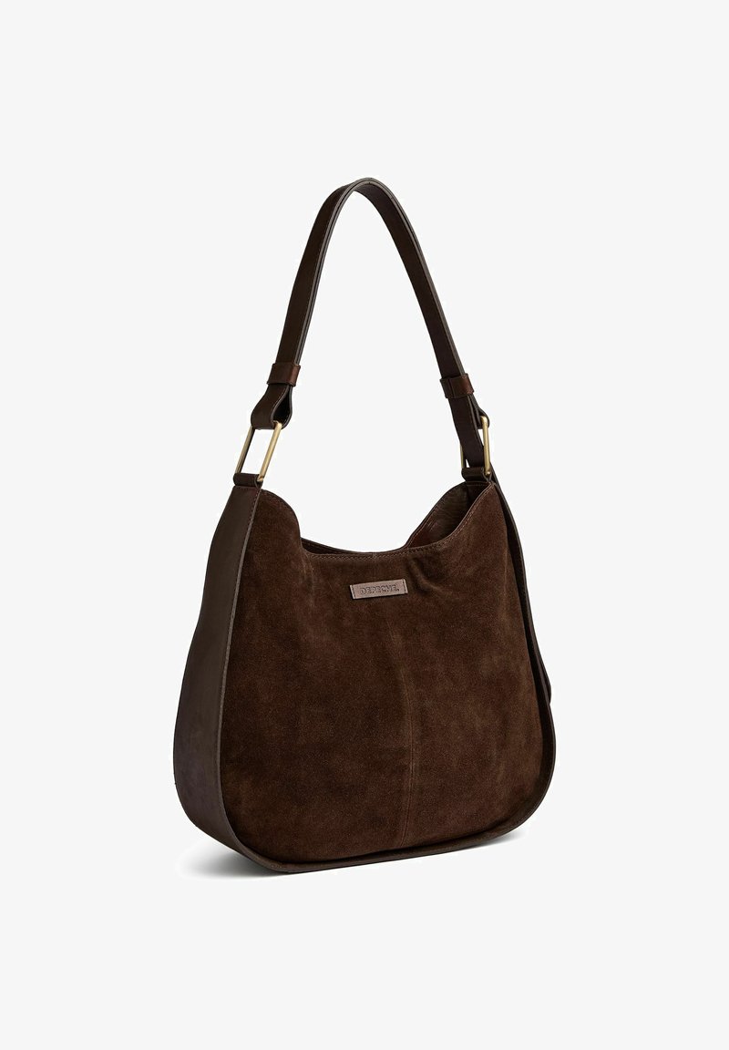 Borsa a spalla in suede marrone con dettagli in pelle scura, tracolla regolabile, ferrature in ottone e una piccola etichetta del marchio centrata sulla parte anteriore.