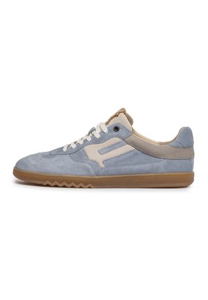 Blauer und beiger Wildleder-Sneaker mit weißen Schnürsenkeln und brauner Gummisohle, Seitenansicht vor weißem Hintergrund.