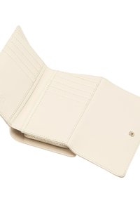 Portafoglio in pelle color crema, caratterizzato da una superficie liscia, multiple fessure per carte, un comparto con zip e una chiusura a scatto.