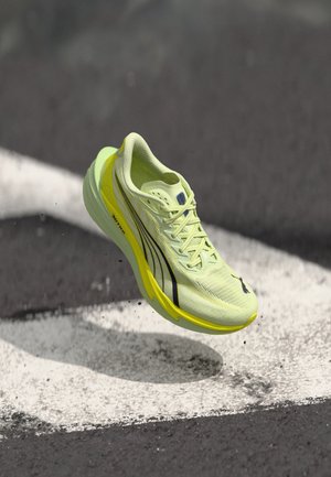 DEVIATE NITRO 4 - Chaussures de running sur route - apple spritz/deep plum