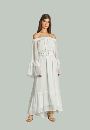 Schulterfreies weißes Kleid mit langen, durchsichtigen Glockenärmeln, einer taillierten Taille mit einem Gürtel und einem fließenden, Rüschen-Saum.