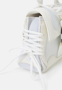 Steve Madden BDIEGO - Rankinė - White