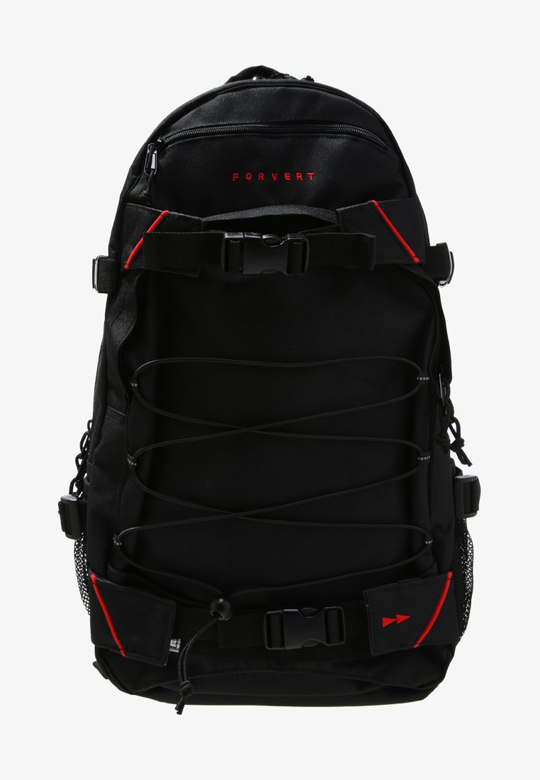 Sac à dos noir avec des accents rouges. Dispose de bretelles réglables, d'une poche en maillage et d'un cordon élastique pour un stockage supplémentaire. Fabrication en tissu durable.