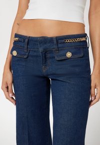 Guess CATENE - Flared-farkut - blu