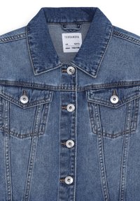 Giacca di jeans con collo a camicia, cinque bottoni a pressione argentati, due tasche sul petto e una texture blu chiara. Etichetta recita "Terranova."