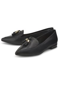 Černé kožené mokasíny s špičatou špičkou a nízkým podpatkem, ozdobené zlatými a černými střapci na nártové části. Hladká struktura.