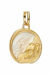 Pendente placcato oro a forma rotonda, con un bordo in oro testurizzato e una superficie centrale simile a una perla che rappresenta un design di un cavallo alato.