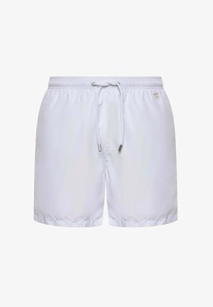 Bañador corto blanco con cintura elástica y cordón ajustable, con una pequeña etiqueta en el lado derecho cerca de la cintura.