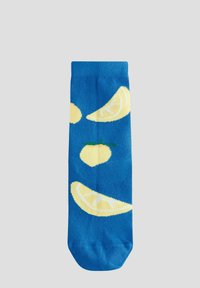 Blå strumpor med illustrationer av gula citroner och citronskivor. Tillverkade av mjukt material; ankellång design med livfulla färger.