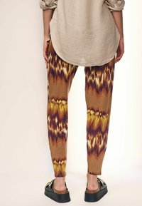 Next REGULAR FIT - Stoffhose - brown tie dye
