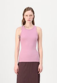 Helles rosa geripptes Tanktop mit rundem Ausschnitt und ärmellosem Design, kombiniert mit einem dunkelbraun strukturierten Rock. Keine sichtbaren Muster.