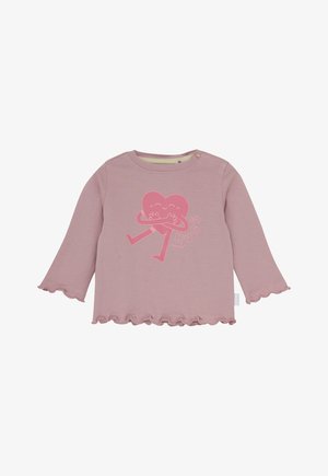 Lichtpaarse peuter t-shirt met lange mouwen, voorzien van rimpelrandjes en een roze hartgrafiek dat zichzelf omarmt, met de tekst "SO HUGS."