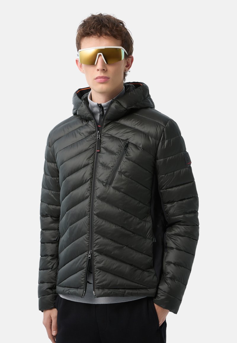 Daunenjacke in Dunkelgrau mit gesteppter Optik, ausgestattet mit einer Kapuze, Reißverschlusstaschen und kontrastierenden orangefarbenen Akzenten. Glatte, glänzende Textur.