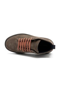 Scarpa in suede marrone con suola in gomma scura, dotata di lacci arancioni a contrasto e di una linguetta. Il design è basso con punta arrotondata.