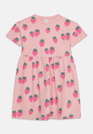 Robe rose à manches courtes pour tout-petit avec taille froncée, décorée de fraises roses souriantes avec des feuilles vertes partout.
