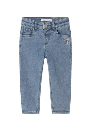 Blå småbørnsjeans med frontknap, bæltestropper, lommer og en lille broderet sløjfe på den højre sidelomme.