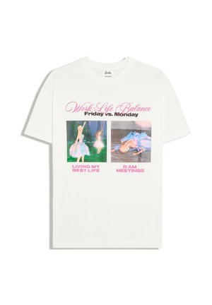 T-shirt blanc avec texte rose "Work-Life Balance Friday vs. Monday" et images d'une poupée dansante et d'une couchée avec des légendes.