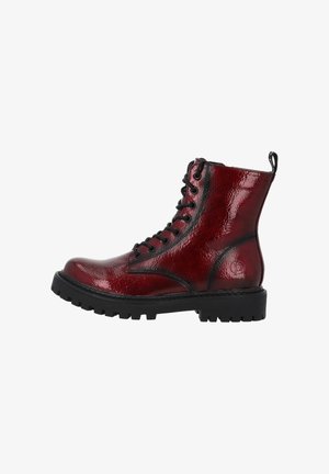 Bottines en cuir verni rouge avec une surface texturée, dotées de lacets noirs, d'une épaisse semelle en caoutchouc noir et d'une languette à l'arrière.