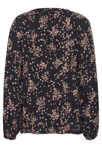 Blomstret bluse i sort stof med et mønster af rosa og hvide blomster. Lange ærmer og rynkede detaljer ved skuldrene.