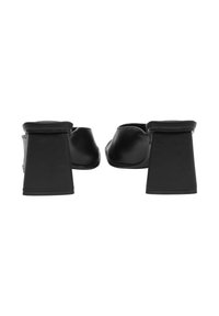 Mules à talons carrés noirs en cuir lisse avec un design à dos ouvert. Les talons sont carrés, offrant à la fois stabilité et style contemporain.