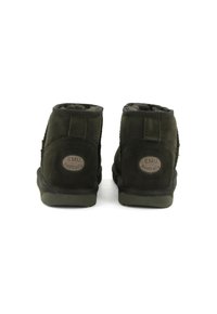 Para ciemnozielonych zamszowych botków za kostkę z futrzanym wykończeniem, oglądanych z tyłu, z naszywkami z logo "EMU Australia".