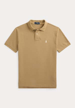 Beige polo met korte mouwen, kraag, dubbele knoopsluiting en klein wit geborduurd logo op de linkerborst.