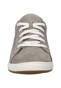 Sneakers in suede grigio con lacci bianchi, punta rotonda, suola in gomma e dettagli di cucitura sui lati. Design semplice senza motivi aggiuntivi.