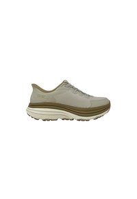 Sneaker slip-on Skechers beige e marrone con tomaia in rete, suola spessa imbottita e dettaglio con lacci su sfondo bianco.