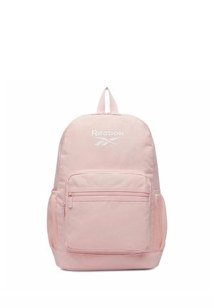 Lichtroze Reebok rugzak met voorvak met ritssluiting, zijvakjes van mesh en bovenste draaglus, getoond tegen een witte achtergrond.
