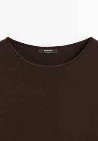 Dunkelbrauner Strickpullover mit Rundhalsausschnitt und gerippter Struktur. Das Etikett trägt die Aufschrift "Massimo Dutti". Der Stoff wirkt weich und dehnbar.