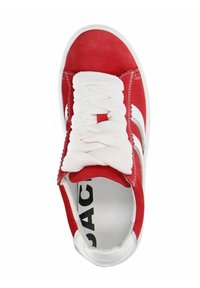 Rode suède sneaker met witte rubberen zool en gestructureerde veters. Kenmerkt zich door witte strepen aan de zijkant, wat het sportieve ontwerp benadrukt.