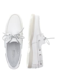 Weiße Lederbootsschuhe mit grauen Akzenten, runden Schnürsenkeln, perforierter Innensohle und einer strukturierten Gummisohle. Klassisches Design mit minimalistischen Details.