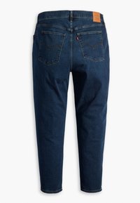 Jean en denim bleu foncé avec une coupe droite, comportant deux poches arrière et une étiquette en cuir à la taille.