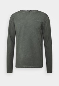 Grünes Langarm-T-Shirt aus weichem Stoff, mit Rundhalsausschnitt, minimalistischem Design und dezentem Logo-Detail auf der Brust.