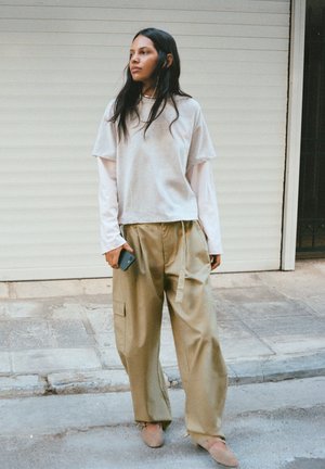 PULL&BEAR, HIGH-WAIST WITH BELT - CARGO TROUSERS - Pantalon cargo - camel