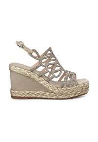 Sandalo wedge beige con una ampia suola in espadrilles intrecciata, cinture decorative incrociate adornate con piccoli dettagli metallici e cinturino alla caviglia regolabile.