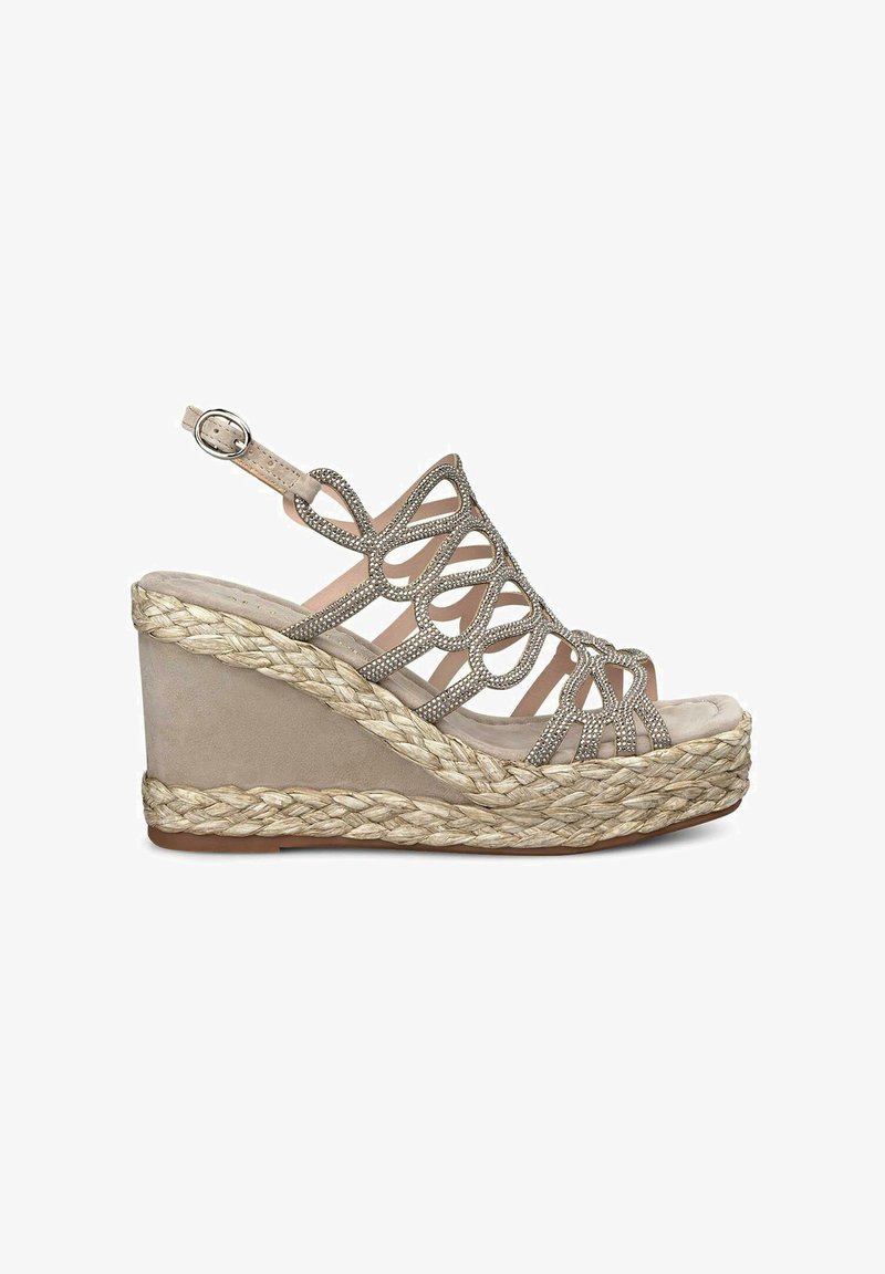 Sandalo wedge beige con una ampia suola in espadrilles intrecciata, cinture decorative incrociate adornate con piccoli dettagli metallici e cinturino alla caviglia regolabile.