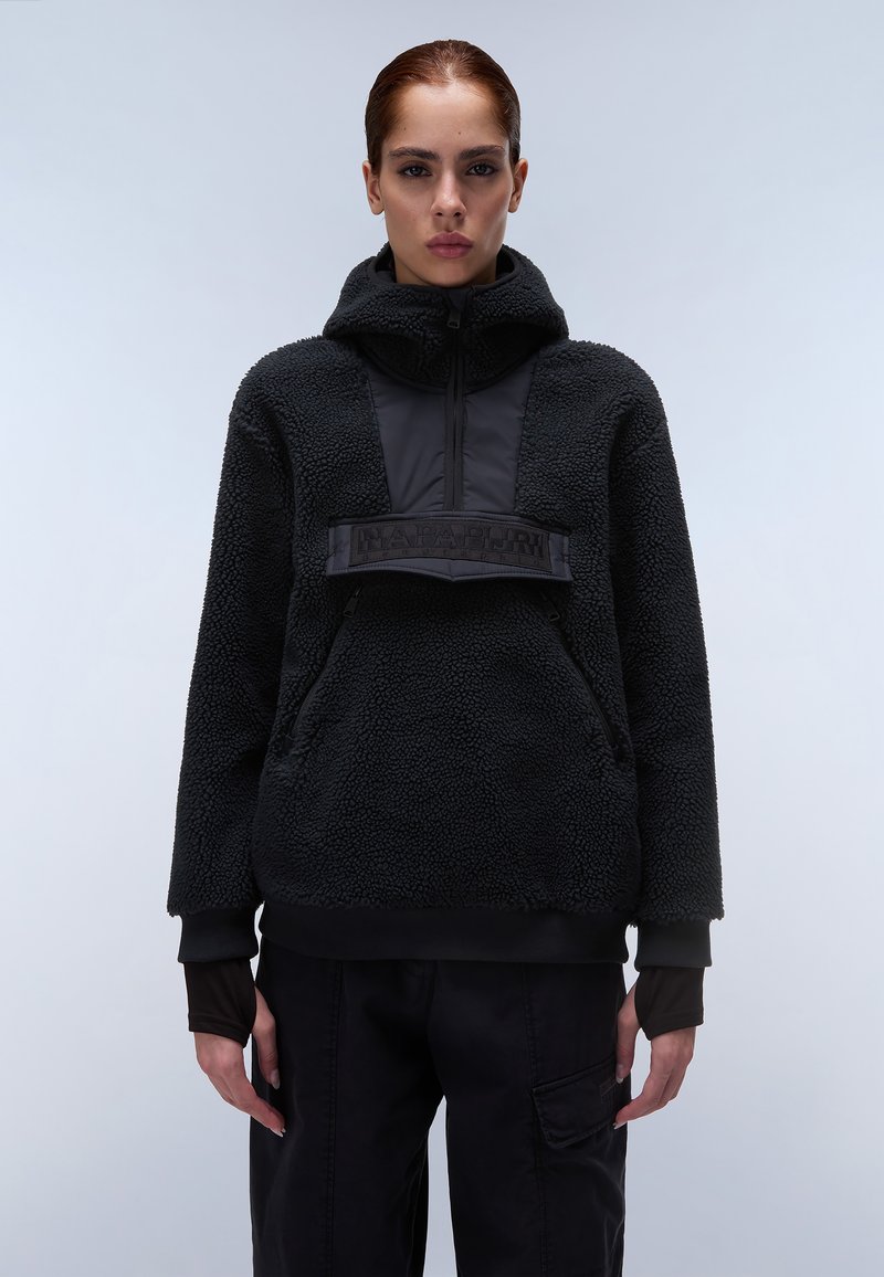 Sort fleece pullover med frontlynlås og hætte, der har en tekstureret overflade, kontrasterende mat yoke og et præget logo på brystet.